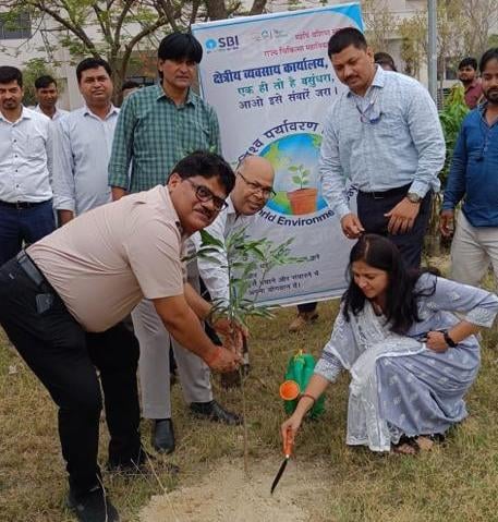 एसडीएम शैलेश दुबे को अमरूद का पौधा भेंट करते हियुवा कार्यकर्ता एसडीएम शैलेश दुबे को अमरूद का पौधा भेंट करते हियुवा कार्यकर्ता