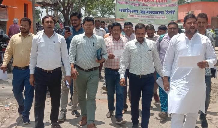 एसडीएम शैलेश दुबे को अमरूद का पौधा भेंट करते हियुवा कार्यकर्ता एसडीएम शैलेश दुबे को अमरूद का पौधा भेंट करते हियुवा कार्यकर्ता