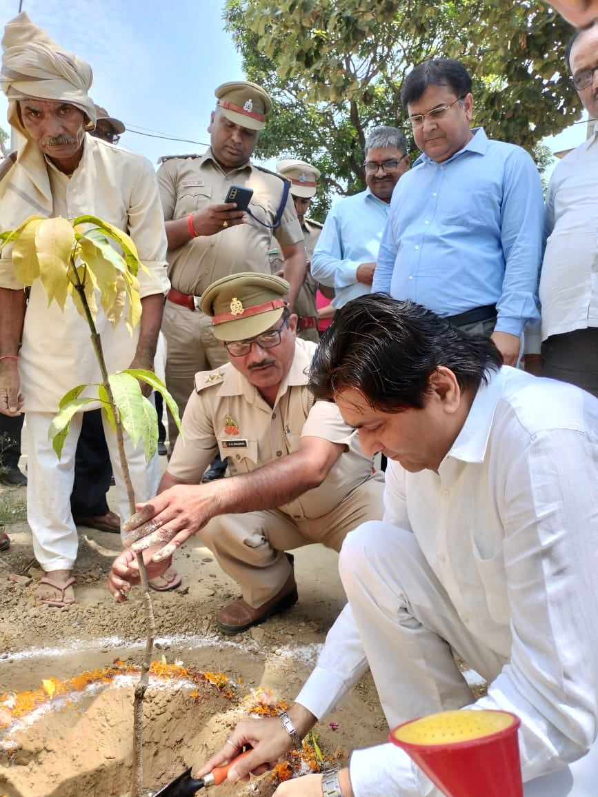 एसडीएम शैलेश दुबे को अमरूद का पौधा भेंट करते हियुवा कार्यकर्ता एसडीएम शैलेश दुबे को अमरूद का पौधा भेंट करते हियुवा कार्यकर्ता