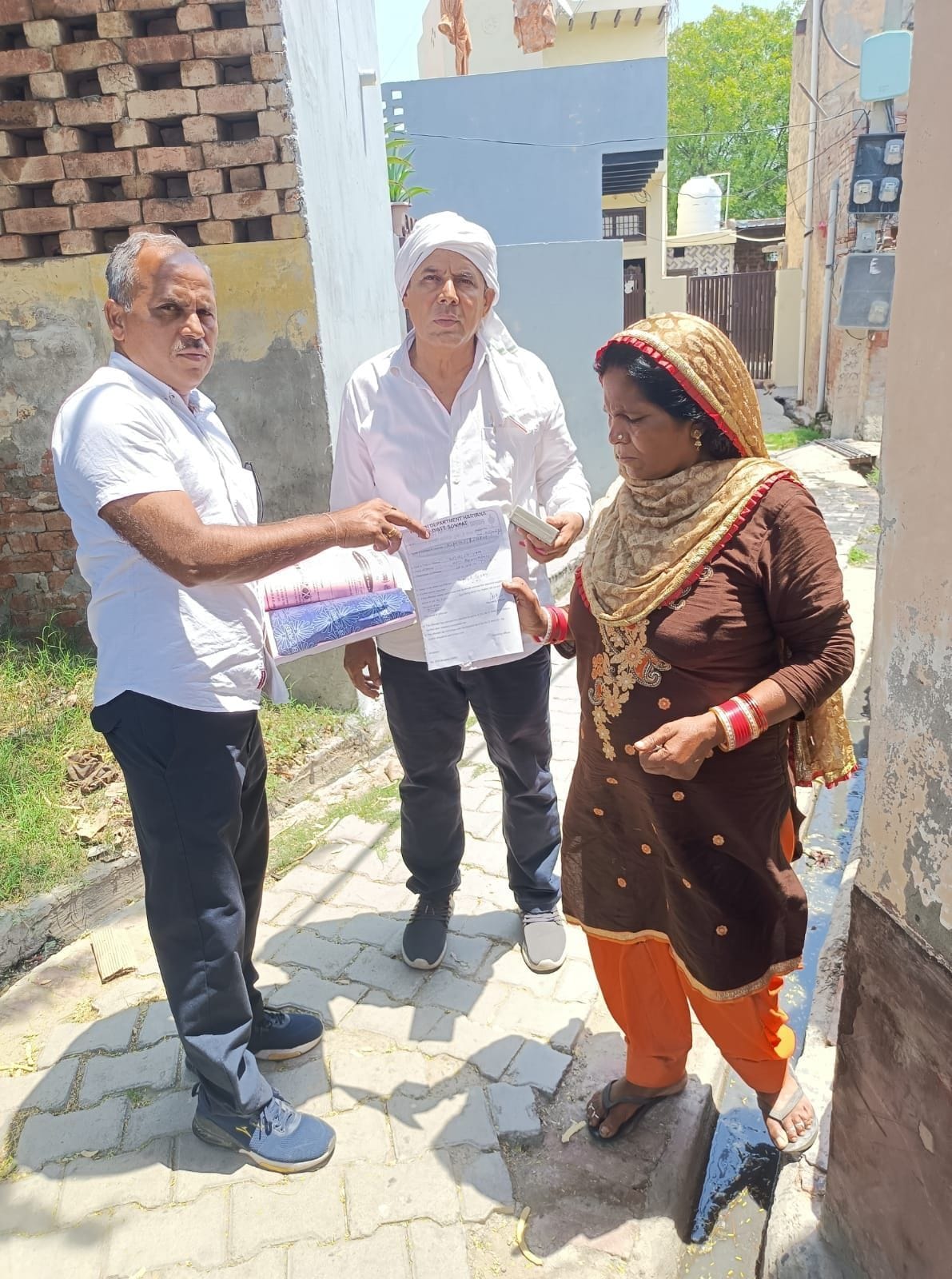 फोटो 02. गांव बड़वासनी में सर्वे के दौरान महिला को डेंगू व मलेरिया से बचाव की जानकारी देते स्वा फोटो 02. गांव बड़वासनी में सर्वे के दौरान महिला को डेंगू व मलेरिया से बचाव की जानकारी देते स्वा