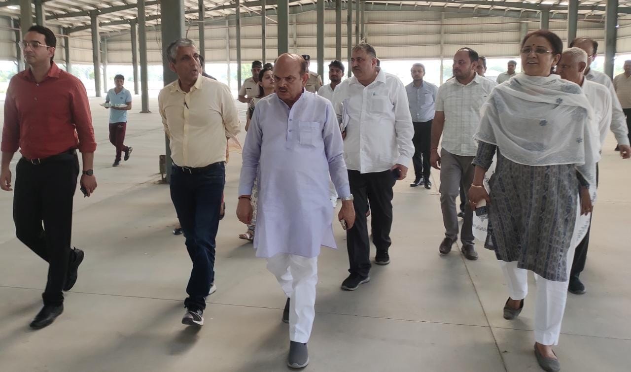 फोटो 20. अंतरराष्ट्रीय मंडी का निरीक्षण करते एसीएस सुधीर राजपाल, सांसद रमेश कौशिक व विधायक निर् फोटो 20. अंतरराष्ट्रीय मंडी का निरीक्षण करते एसीएस सुधीर राजपाल, सांसद रमेश कौशिक व विधायक निर्