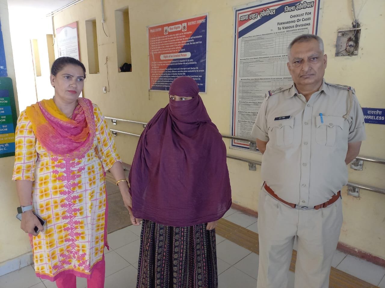 फोटो 24: धोखाधडी व चिटफंड के मामले में गिरफ्तार आरोपी महिला पुलिस टीम के साथ।