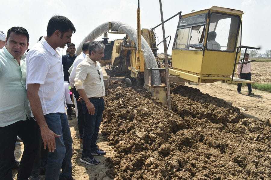 फोटो 49- सेम ग्रस्त भूमि का उपचार करने के लिए पाइप लाइन बिछाने के कार्य के शुभारंभ अवसर पर एसीए फोटो 49- सेम ग्रस्त भूमि का उपचार करने के लिए पाइप लाइन बिछाने के कार्य के शुभारंभ अवसर पर एसीए