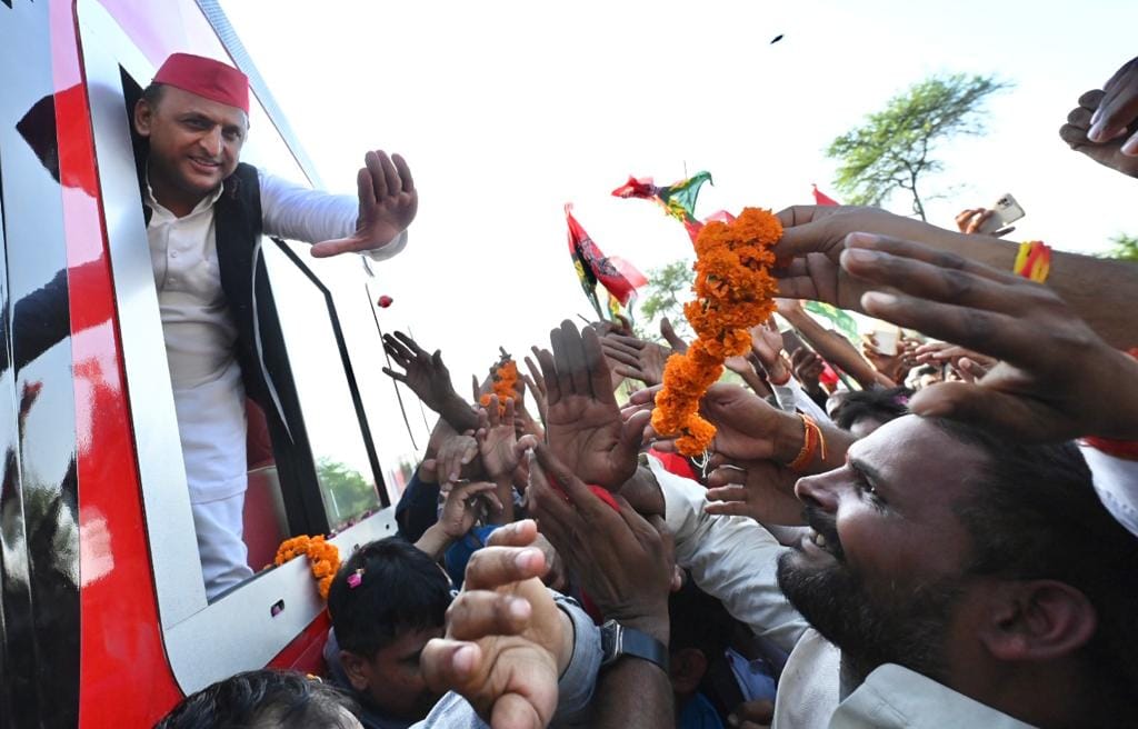 ोगों का अभिवादन करते अखिलेश यादव 