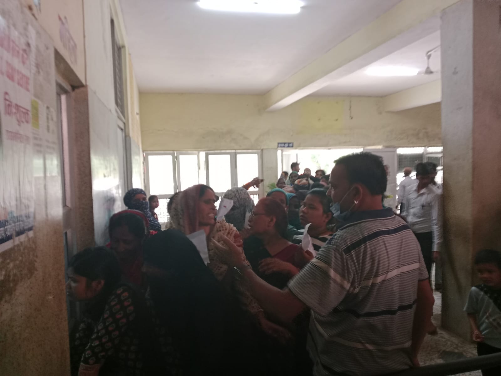 जिला अस्पताल के फिजीशियन की ओपीडी में घुसने की जद्दोजहद करता पुलिसकर्म ी। संवाद
