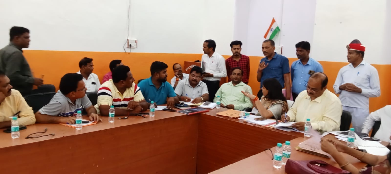 नगर पालिका बोर्ड बैठक में विरोध जताती सभासद पुष्पा उपाध्याय। संवाद