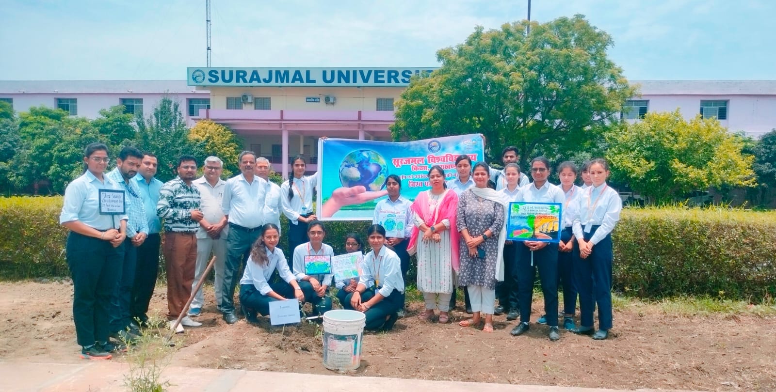 रुद्रपुर डिग्री कॉलेज में स्वच्छता अभियान चलाते छात्र व प्राध्यापक। रुद्रपुर डिग्री कॉलेज में स्वच्छता अभियान चलाते छात्र व प्राध्यापक।