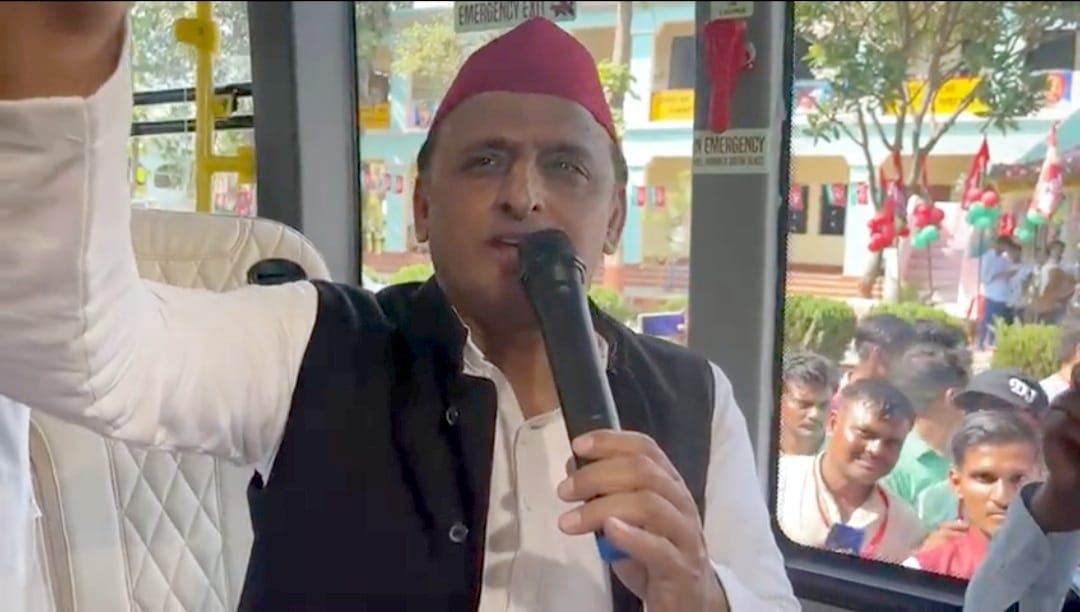 सभा को संबोधित करते पूर्व मुख्यमंत्री अखिलेश यादव