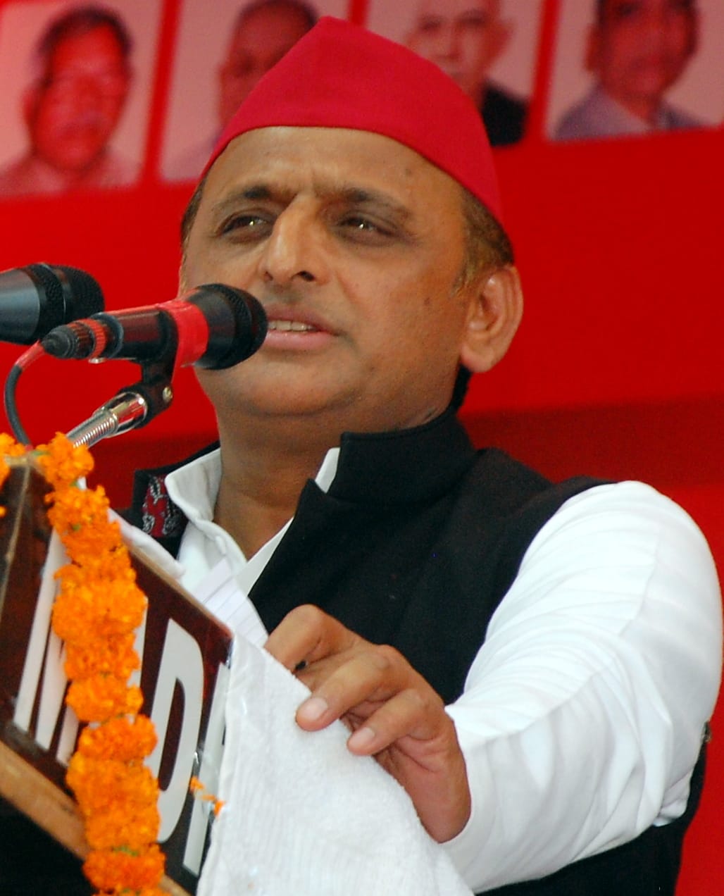 सभा को संबोधित करते पूर्व मुख्यमंत्री अखिलेश यादव