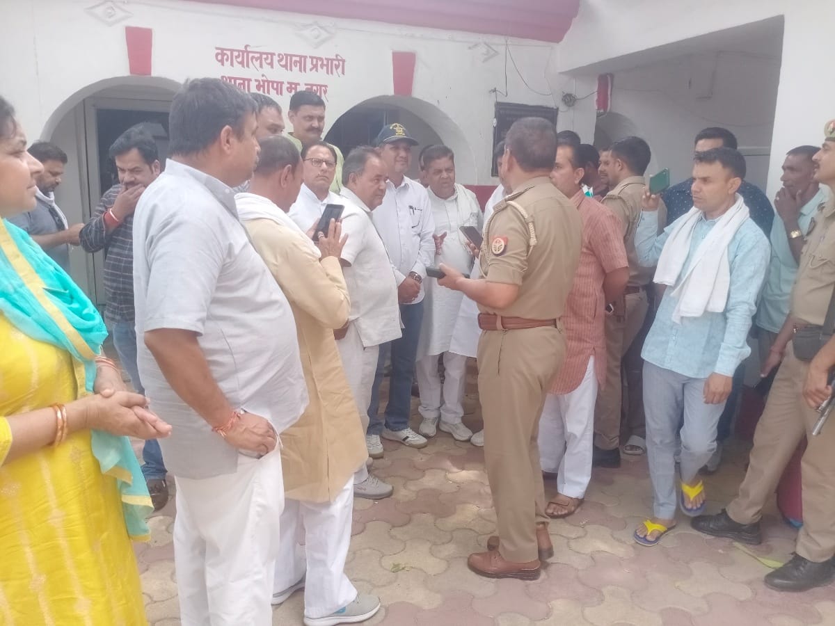 शुकतीर्थ योगिनी प्रकरण में आरोपियों के विरुद्ध कार्यवाही की मांग करते अरूण व मांगेराम आदि। शुकतीर्थ योगिनी प्रकरण में आरोपियों के विरुद्ध कार्यवाही की मांग करते अरूण व मांगेराम आदि।