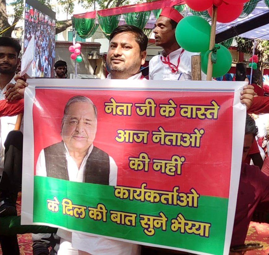 देवकली अस्पताल में इन्हीं एंबुलेंसो देखकर कसा तंच। देवकली अस्पताल में इन्हीं एंबुलेंसो देखकर कसा तंच।