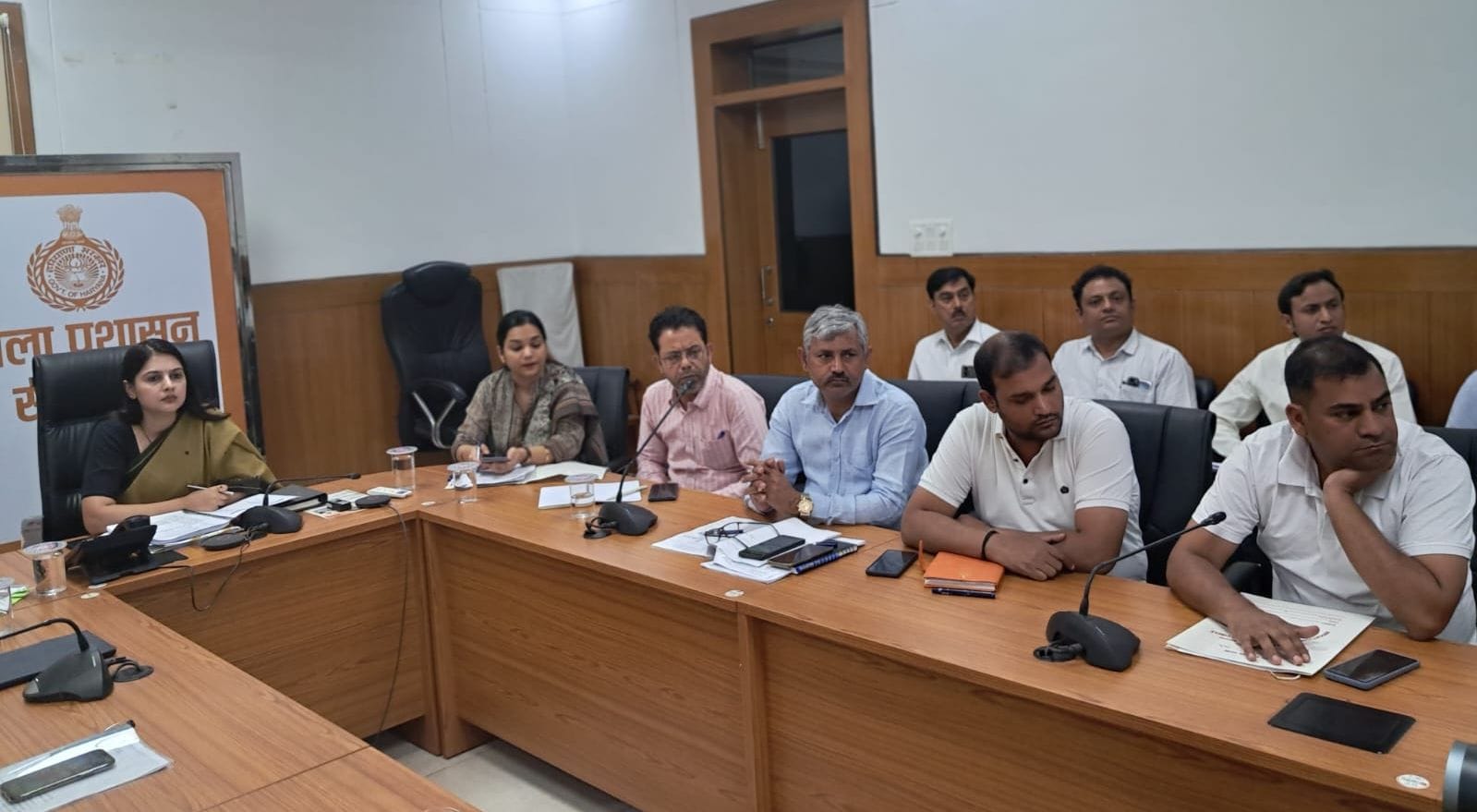 फोटो 40. मुख्यमंत्री की वीडियो कांफ्रेंस के दौरान अतिरिक्त उपायुक्त अंकिता चौधरी व अन्य अधिकारी फोटो 40. मुख्यमंत्री की वीडियो कांफ्रेंस के दौरान अतिरिक्त उपायुक्त अंकिता चौधरी व अन्य अधिकारी