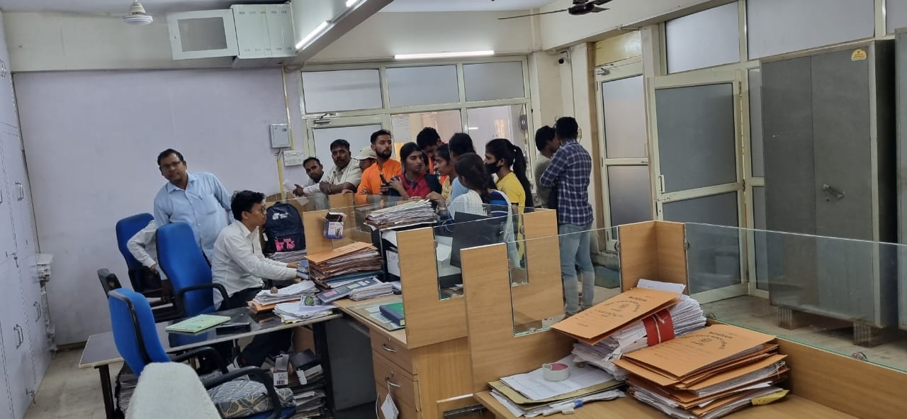 पुवायां में पालिका बोर्ड की बैठक को संबोधित करते चेयरमैन। संवाद