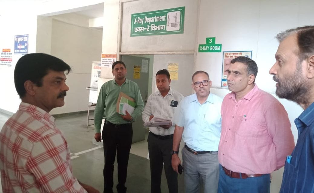 फोटो 37- उपमंडल नागरिक अस्पताल का निरीक्षण करते सिविल सर्जन डॉ. जयकिशोर व अन्य।