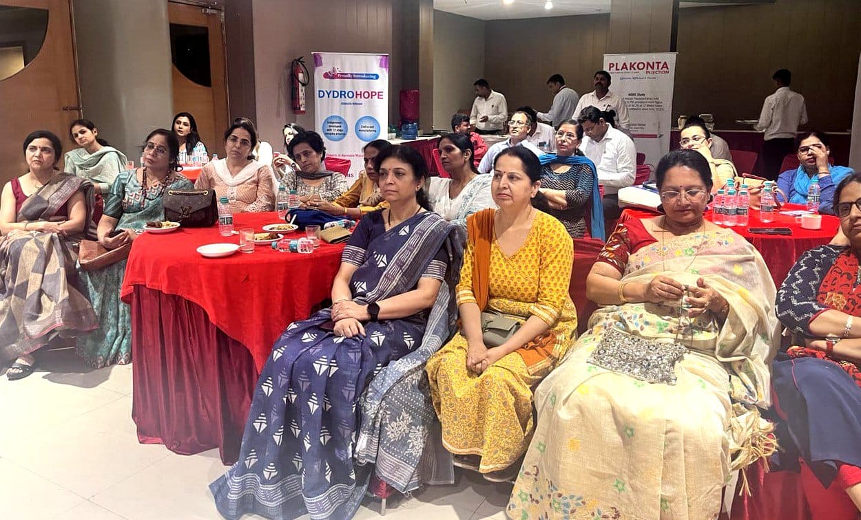 ऑब्स  एवं गायनी एसोसिएशन की ओर से कार्यशाला में बांझपन के बारे में जानकारी देती डॉ. गुंजन गुप्त