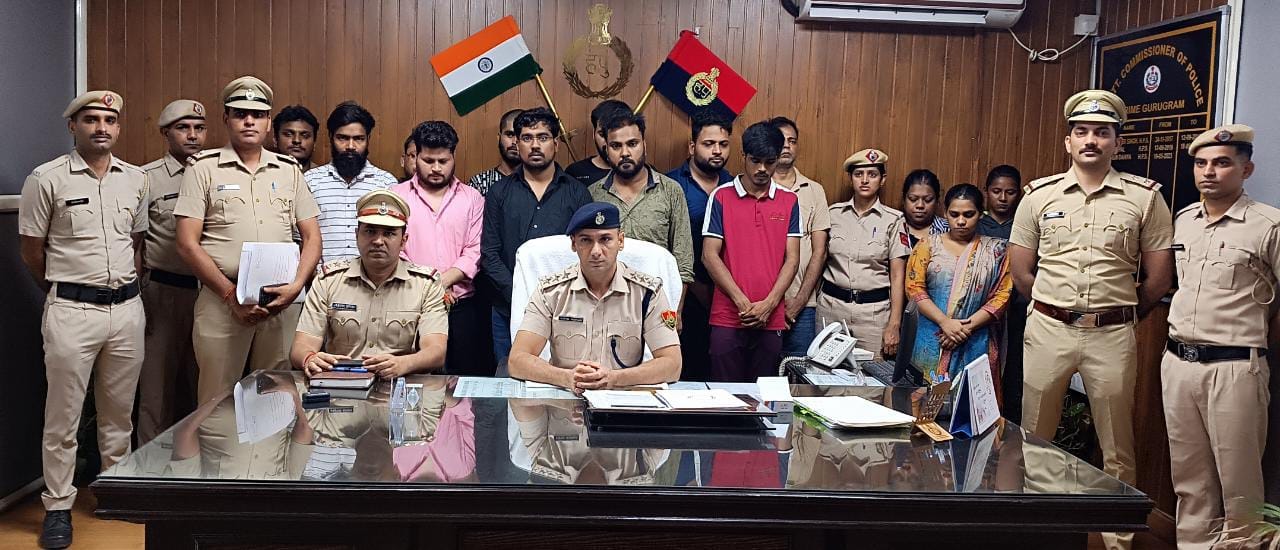 फर्जी कॉल सेंटर में काम करते आरोपी।