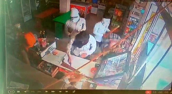 फोटो :40: सेक्टर-23 में हुई लूटपाट के दौरान सीसीटीवी में दुकानदार को पिस्तौल दिखाते दिख रहा बदम फोटो :40: सेक्टर-23 में हुई लूटपाट के दौरान सीसीटीवी में दुकानदार को पिस्तौल दिखाते दिख रहा बदम