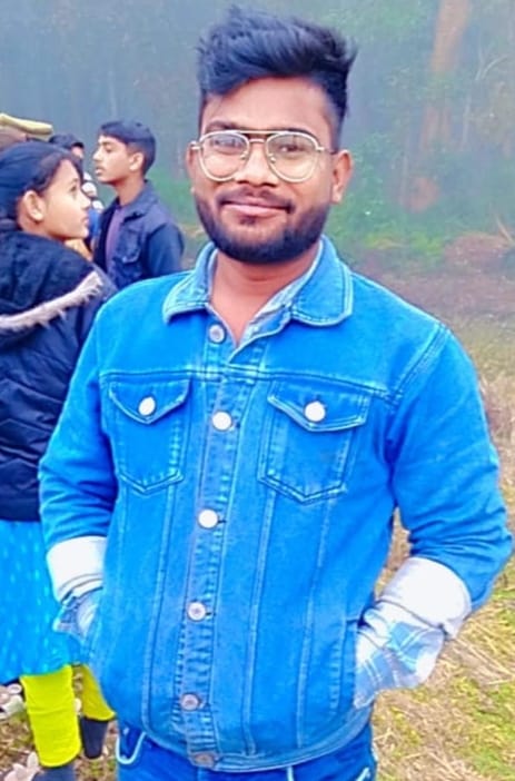 हादसे के बाद माधोटांडा सीएचसी में जानकारी करतीं पुलिस। संवाद