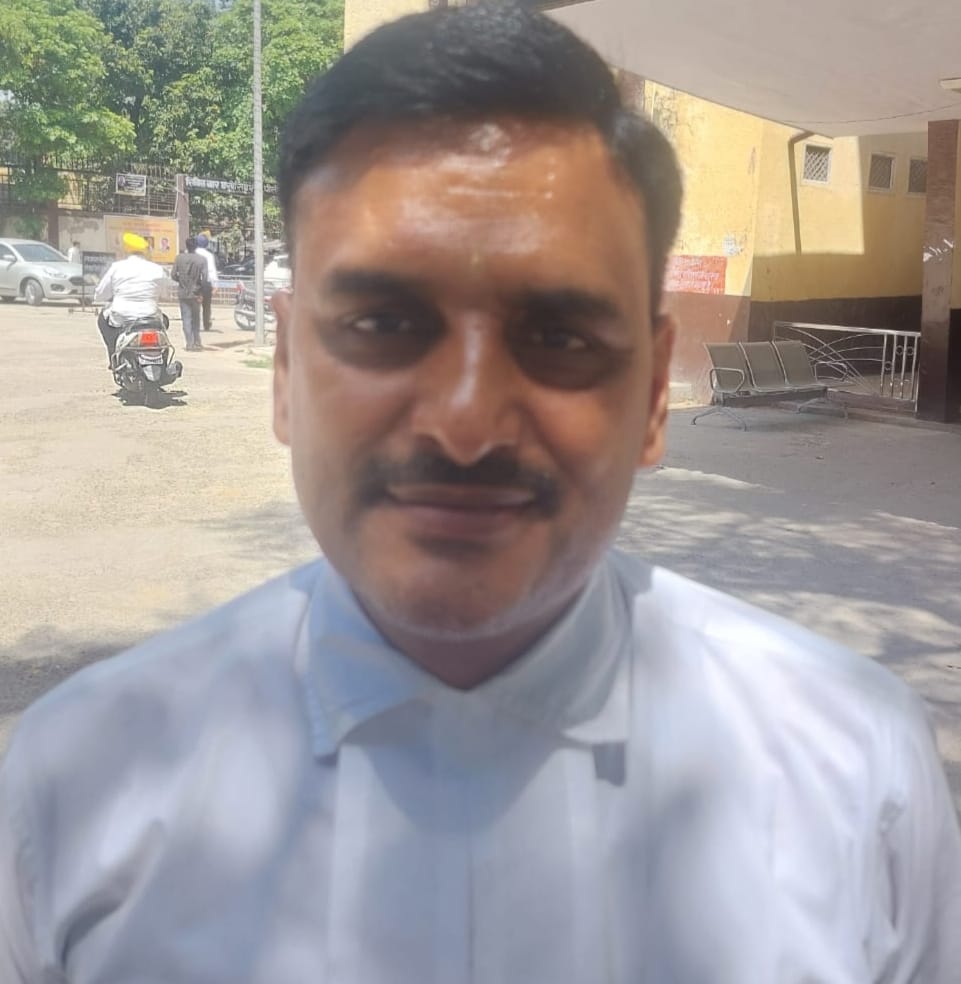 जजी परिसर के प्रथम गेट पर लगाया गया मेटल डिटेक्टर। संवाद