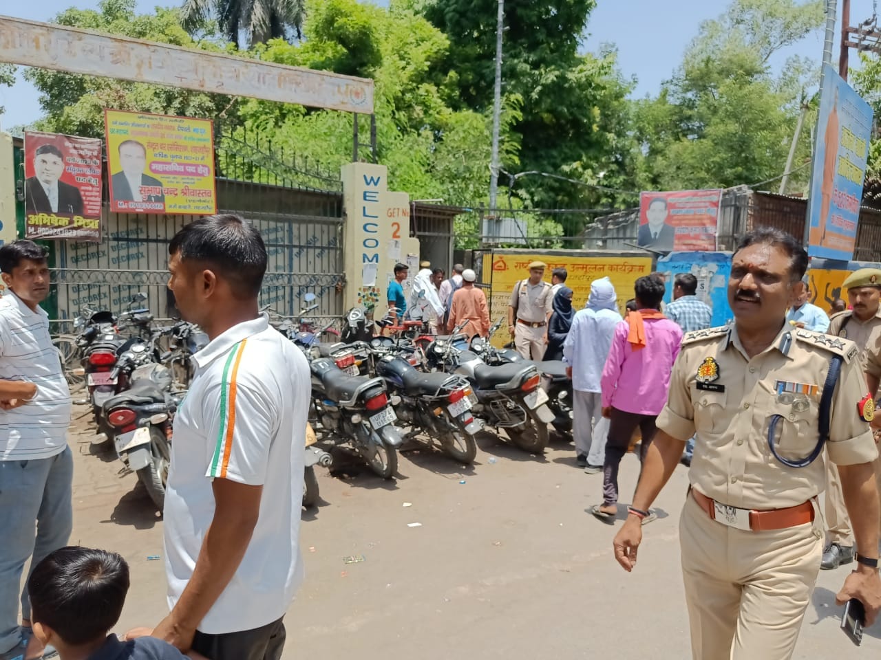 कचहरी गेट पर चेकिंग करता सुरक्षाकर्मी।संवाद