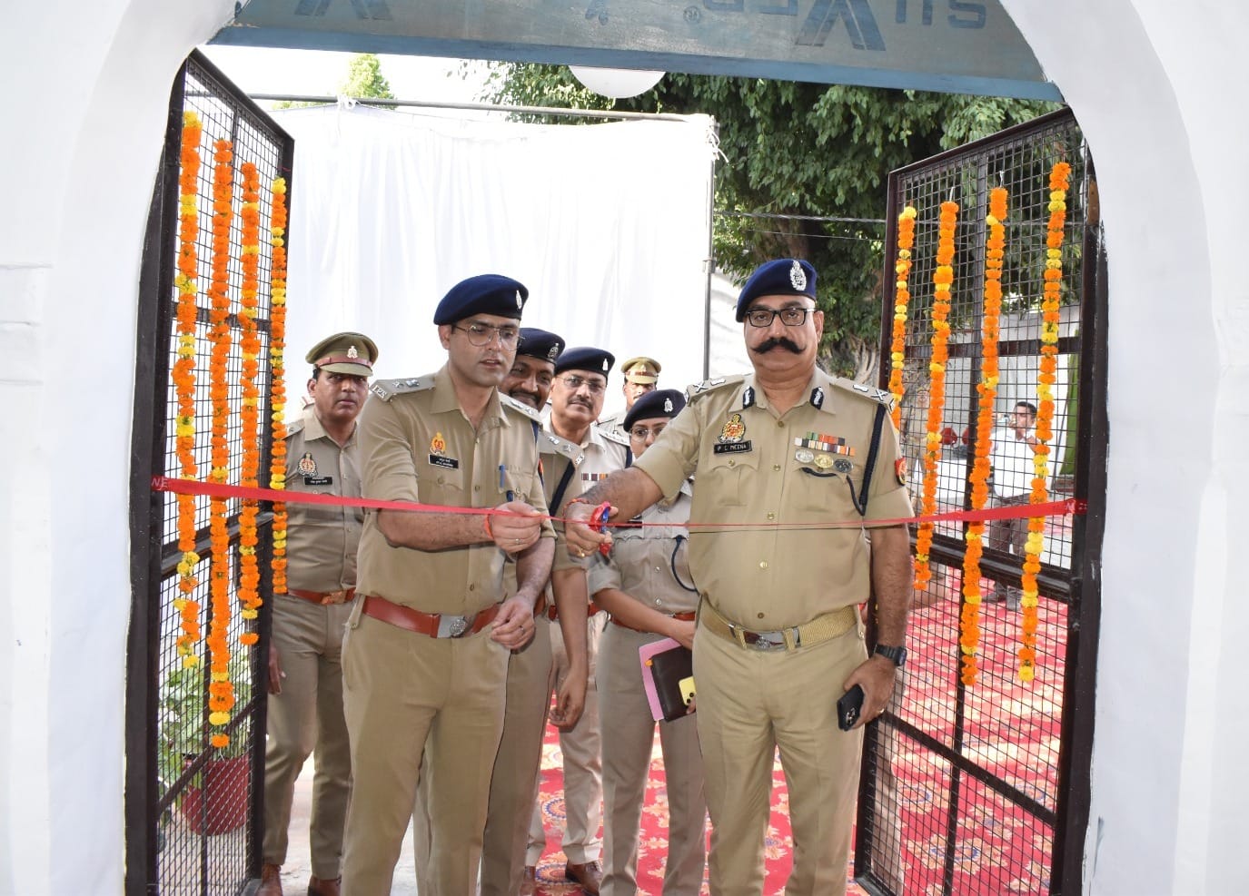 पुलिस लाइन में निरीक्षण करते एडीजी। संवाद