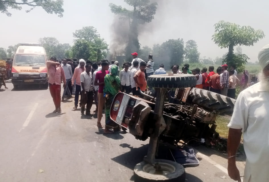 पलिया-निघासन रोड पर हुई दुर्घटना के बाद जलती बाइक।