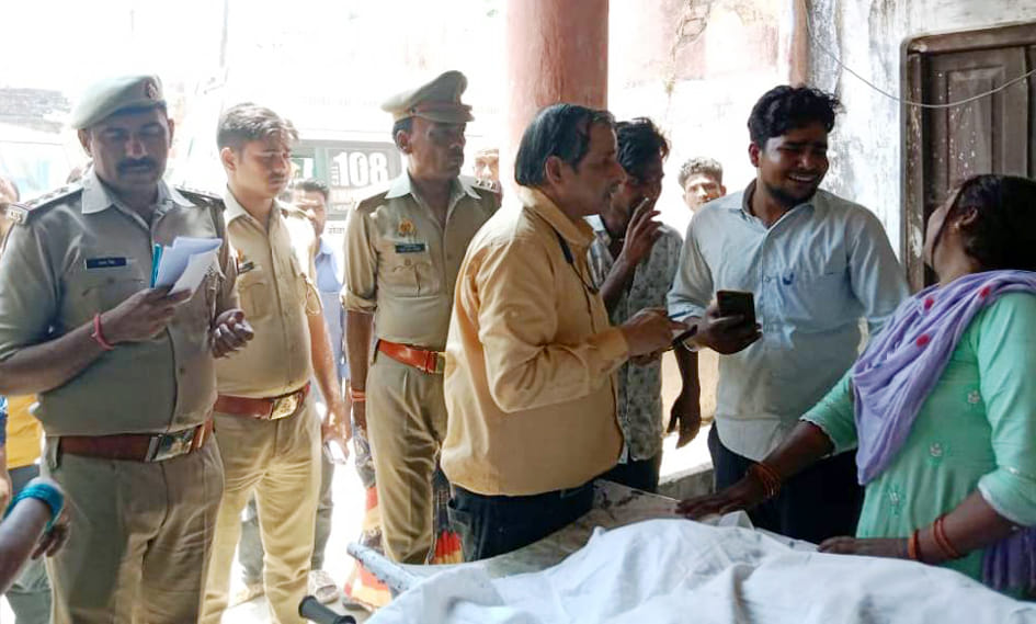 पलिया-निघासन रोड पर हुई दुर्घटना के बाद जलती बाइक।