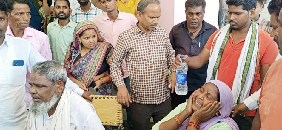 पलिया-निघासन रोड पर हुई दुर्घटना के बाद जलती बाइक।