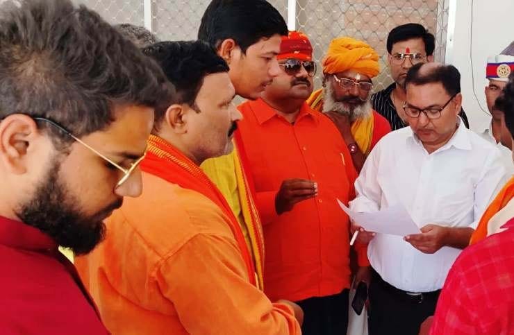 पुरानी बस्ती स्थित श्रीराम जानकी मंदिर तोड़कर किया जा रहा निर्माण।