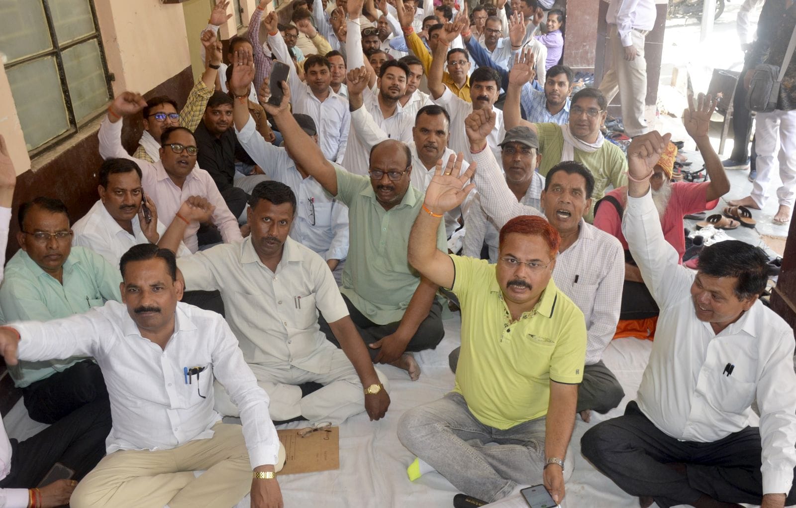 सदर तहसील के नायब तहसीलदार के समर्थन में धरने पर बैठे बिल्सी के राजस्व कर्मी। संवाद