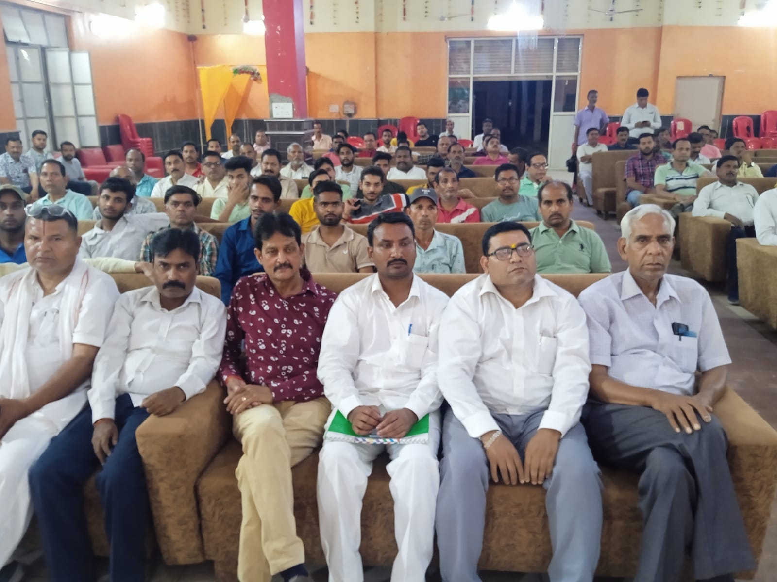 बीसलपुर के अग्रवाल सभा भवन में हुए व्यापारी सम्मेलन में बोलते मुख्य अतिथि अश्वनी त्यागी। संवाद