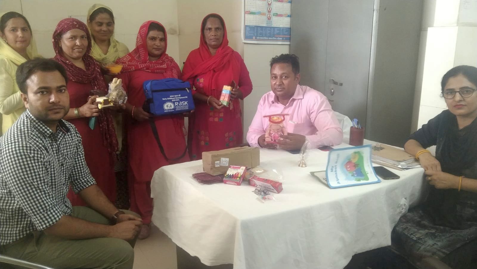 फोटो 20- आशा वर्कर को किट के बारे में जानकारी देते खंड विस्तार शिक्षक व अन्य। संवाद फोटो 20- आशा वर्कर को किट के बारे में जानकारी देते खंड विस्तार शिक्षक व अन्य। संवाद
