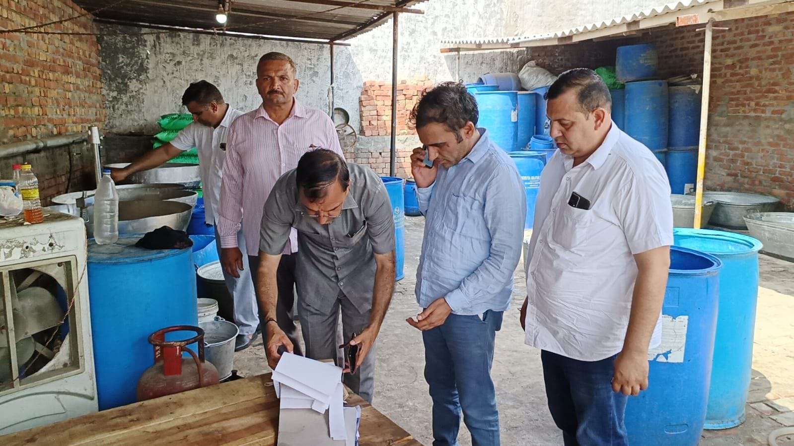 फोटो :28: देवडू रोड स्थित रसगुल्ला फैक्टरी में कार्रवाई करती मुख्यमंत्री उड़नदस्ता व खाद्य सुरक फोटो :28: देवडू रोड स्थित रसगुल्ला फैक्टरी में कार्रवाई करती मुख्यमंत्री उड़नदस्ता व खाद्य सुरक