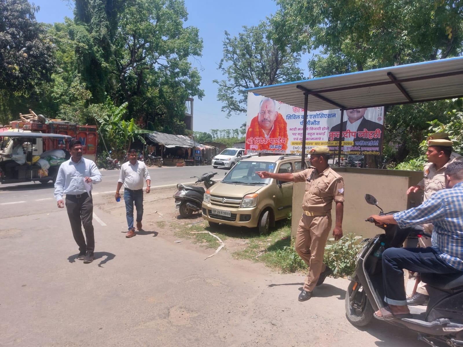 जजी परिसर में बैग चेक करता पुलिसकर्मी। संवाद