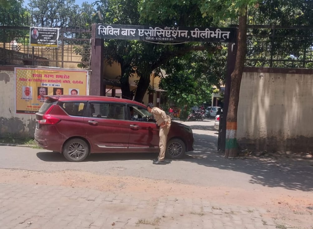 जजी परिसर में बैग चेक करता पुलिसकर्मी। संवाद