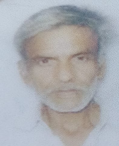 निशू के घर पर रखे संदूक में शराब के पव्वो के ढेर निशू के घर पर रखे संदूक में शराब के पव्वो के ढेर