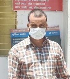 निशू के घर पर रखे संदूक में शराब के पव्वो के ढेर निशू के घर पर रखे संदूक में शराब के पव्वो के ढेर