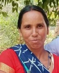 पूरनपुर पीलीभीत मार्ग पर दुर्घटनाग्रस्त खड़ी इको कार। संवाद