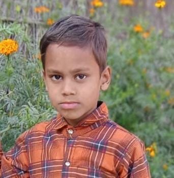 पूरनपुर पीलीभीत मार्ग पर दुर्घटनाग्रस्त खड़ी इको कार। संवाद