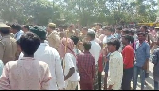 रोते बिलखते बाघ के हमले मारे गए शिवकुमार के परिजन रोते बिलखते बाघ के हमले मारे गए शिवकुमार के परिजन