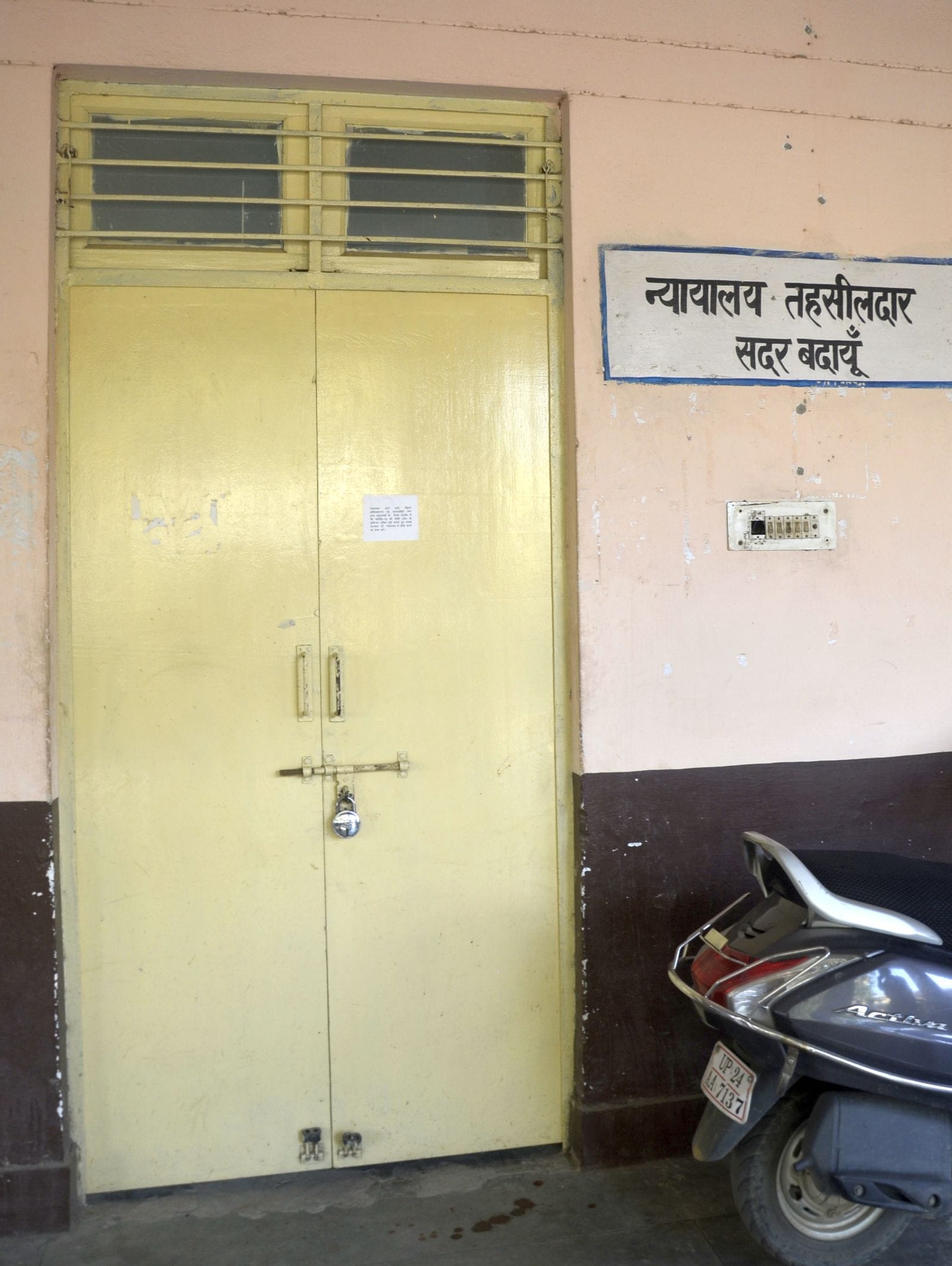 सदर तहसील के नायब तहसीलदार के समर्थन में धरने पर बैठे बिल्सी के राजस्व कर्मी। संवाद