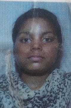 शाहजहांपुर में पोस्टमार्टम हाउस पर जानकारी देते परिजन।