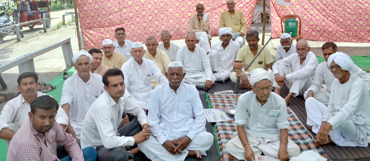 शामली शुगर मिल के गेट के पर धरने पर बीमार पडे किसान का उपचार करते चिकित्सक शामली शुगर मिल के गेट के पर धरने पर बीमार पडे किसान का उपचार करते चिकित्सक