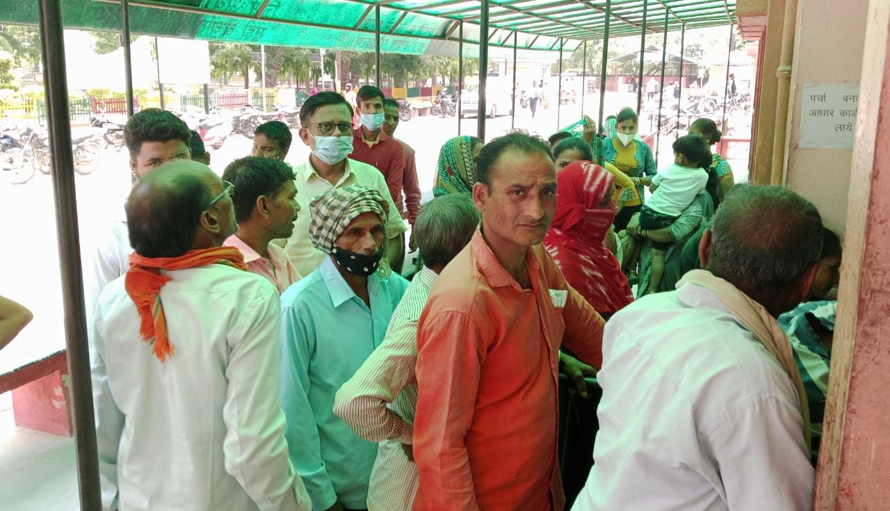 दवा लेने के लिए जिला अस्पताल में लगी मरीजों की कतार। संवाद