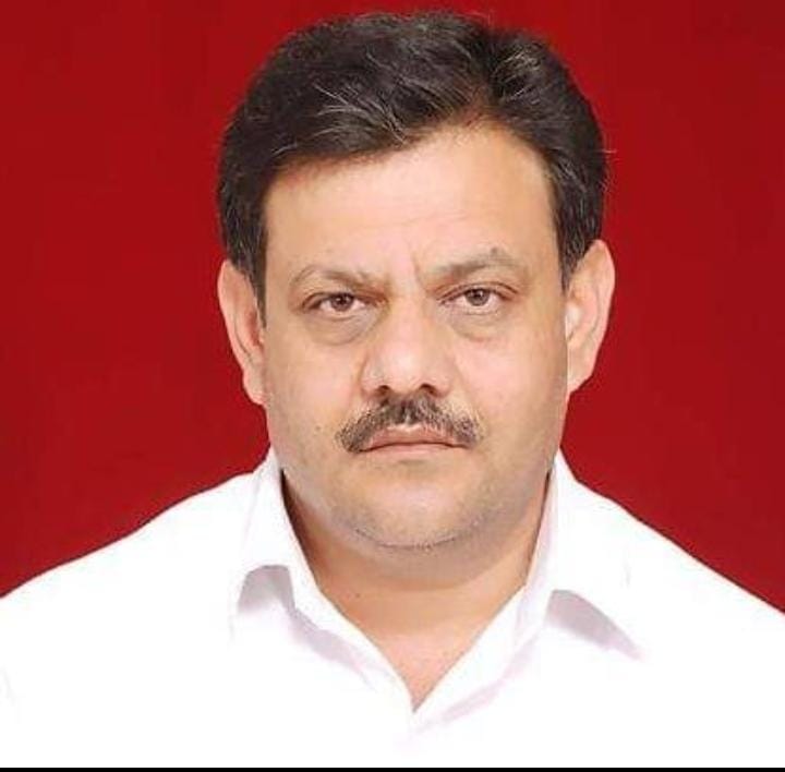 लखनऊ के लोक भवन में अंजली मिश्रा को सम्मानित करते गन्ना मंत्री।