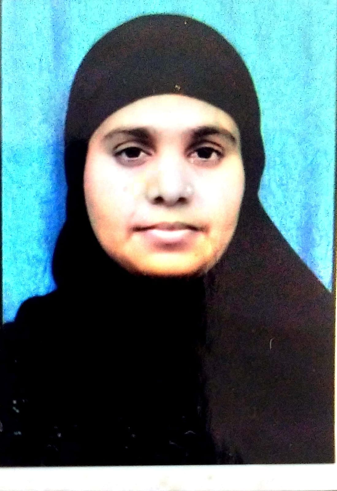 लखनऊ के लोक भवन में अंजली मिश्रा को सम्मानित करते गन्ना मंत्री।