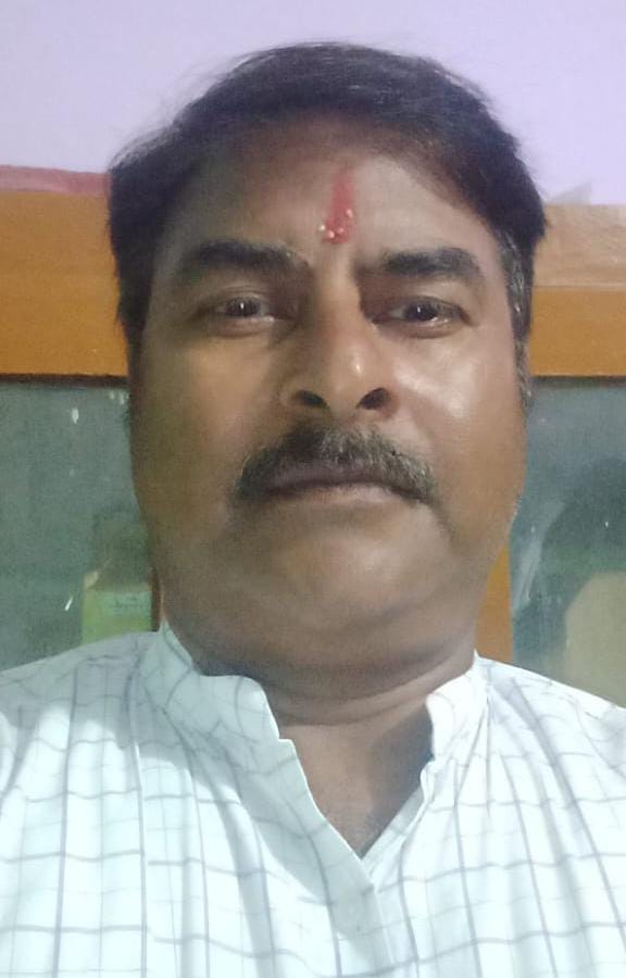 लखनऊ के लोक भवन में अंजली मिश्रा को सम्मानित करते गन्ना मंत्री।