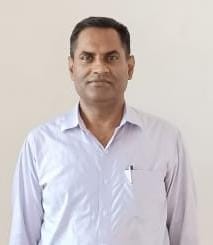 लखनऊ के लोक भवन में अंजली मिश्रा को सम्मानित करते गन्ना मंत्री।