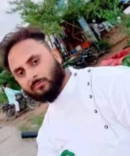 मृतक सुजीब के घर लगी भीड़। संवाद