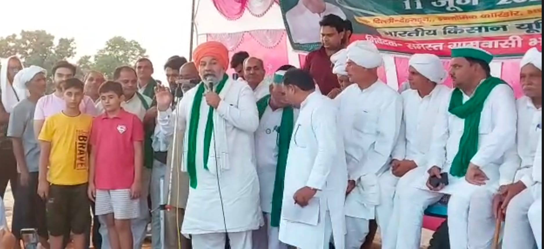 गांव भाज्जू में आयोजित पंचायत में मौजूद भाकियू कार्यकर्ता व किसान गांव भाज्जू में आयोजित पंचायत में मौजूद भाकियू कार्यकर्ता व किसान